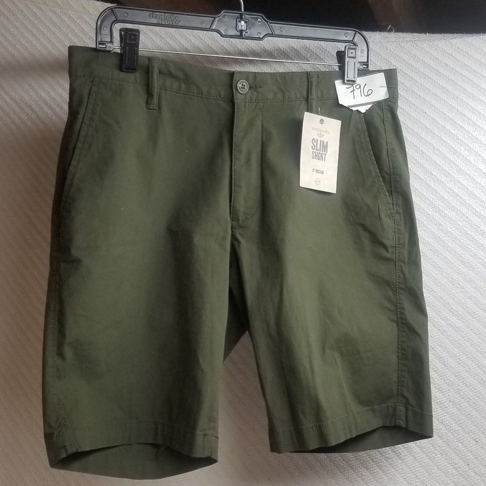 796 - Dockers 32W Slim Short